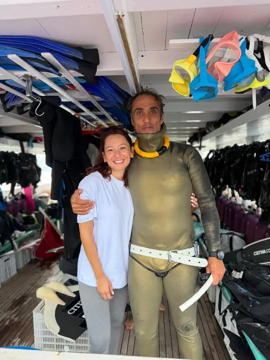 Adnan Yanbay with a participant on the dive boat